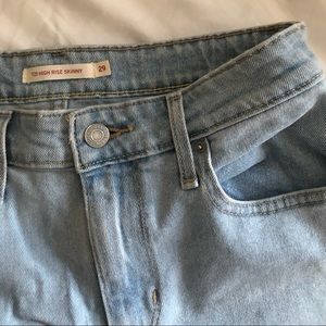 levi’s 721 light wash high rise skinny jeans